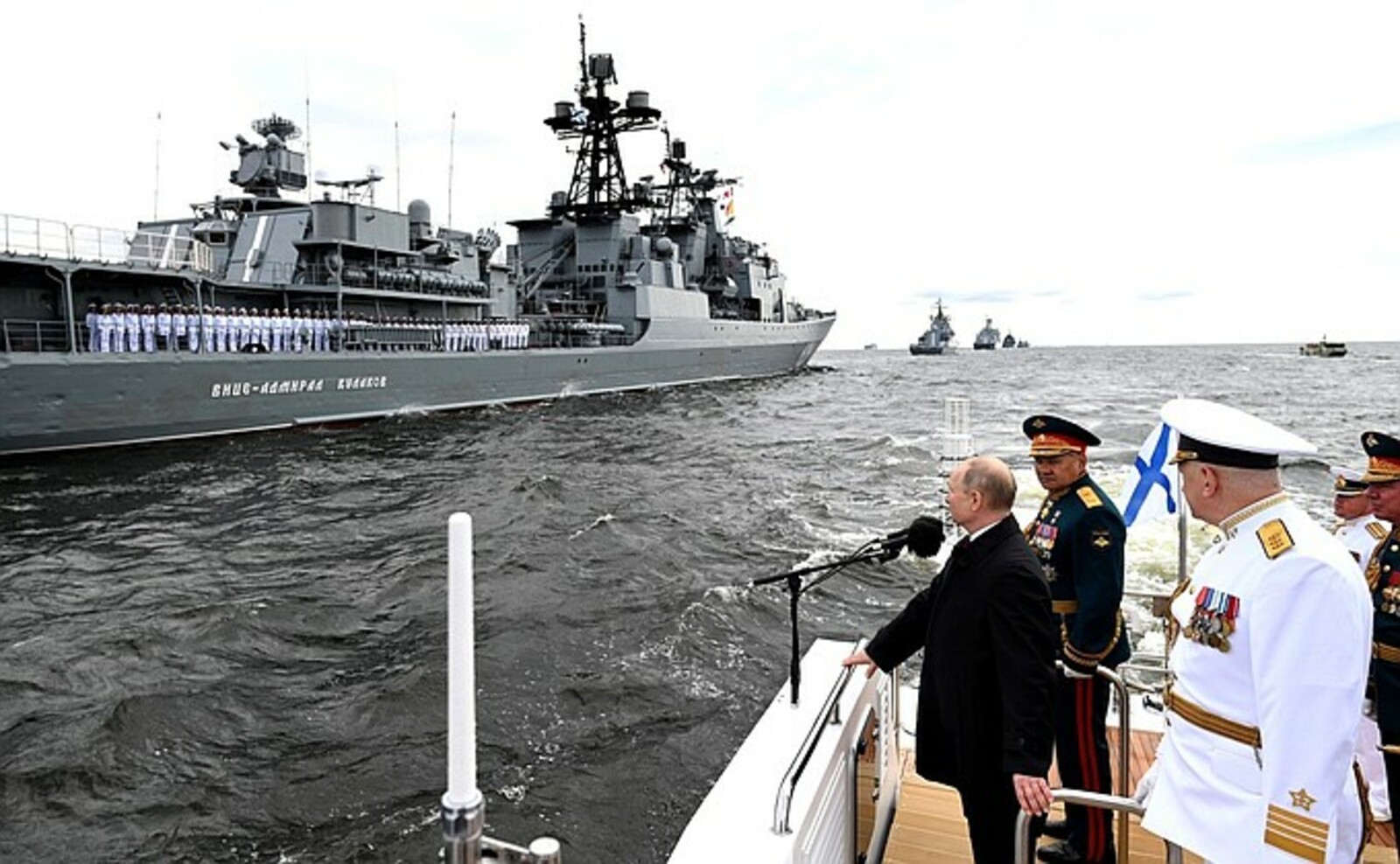 Путин хәрби-диңгеҙ парадын ҡабул итте