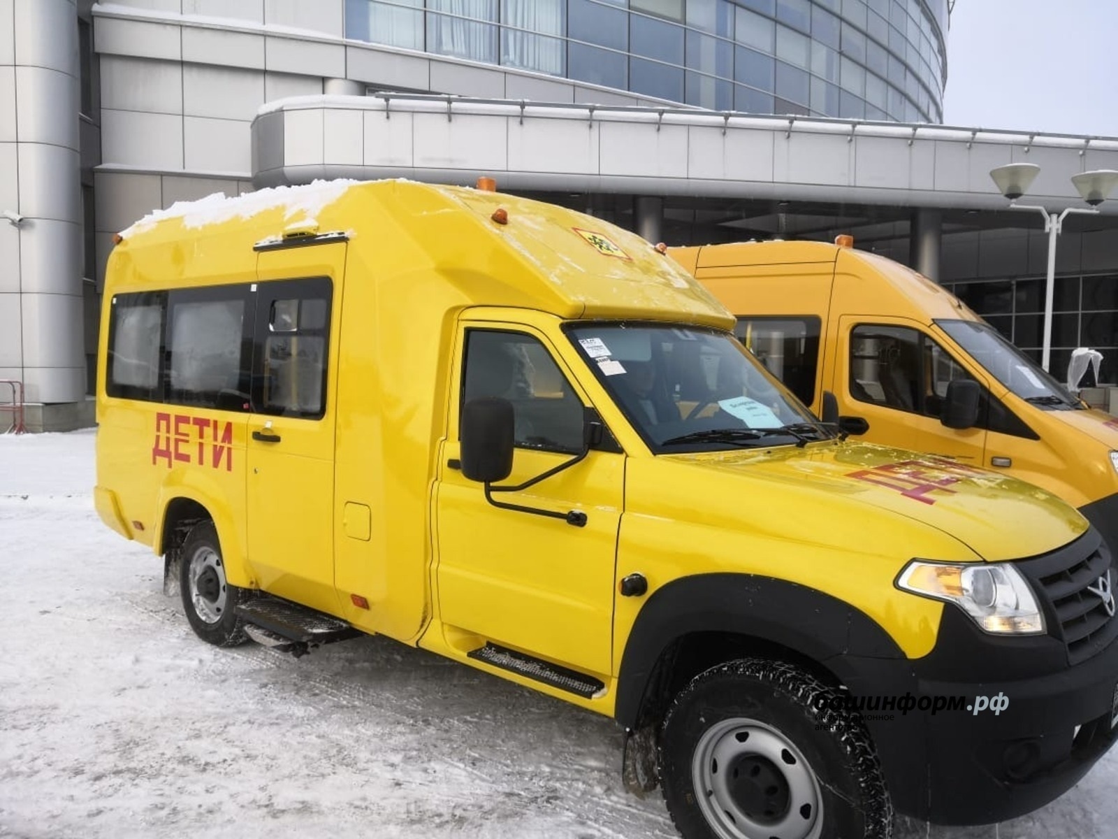 Радий Хәбиров 56 яңы мәктәп автобусы асҡыстарын тапшырҙы