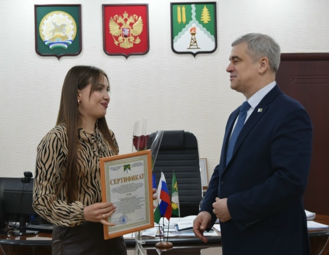 Краснокама районында йәшәүсе ҡатынға торлаҡ сертификаты тапшырылды